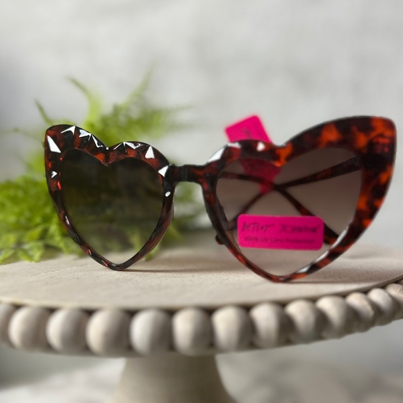 Betsey Johnson Women's Brea Sunglasses Heart - Picture 5 of 5
